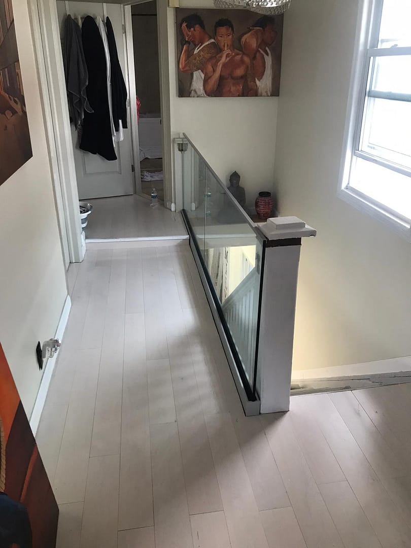 Glass-railing-for-staircase-in-New-York