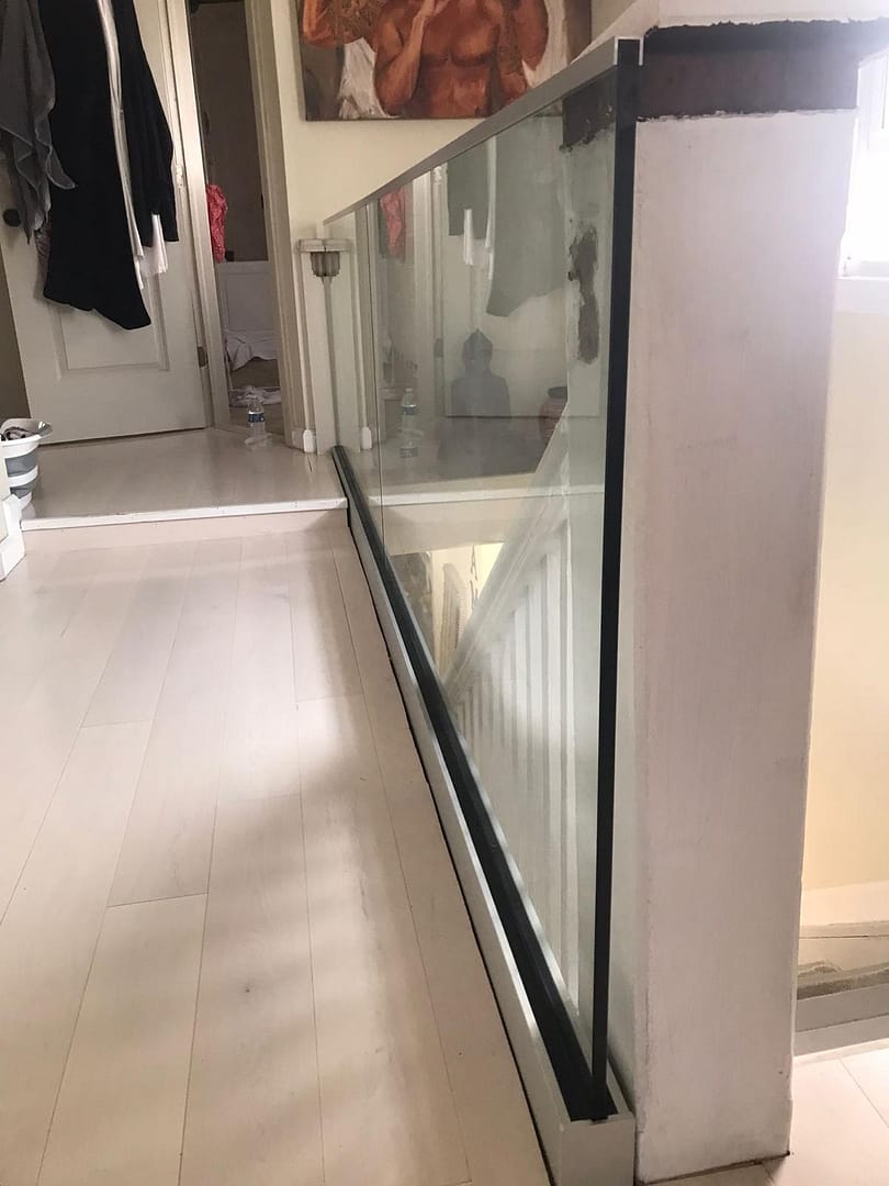 Glass-railing-for-staircase-in-New-York